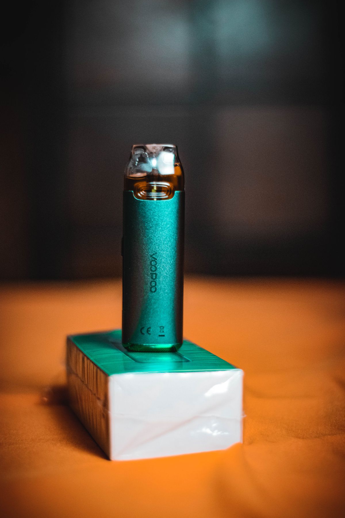 Vape-Gerät neben passender Verpackung mit sichtbarer Produktkennzeichnung