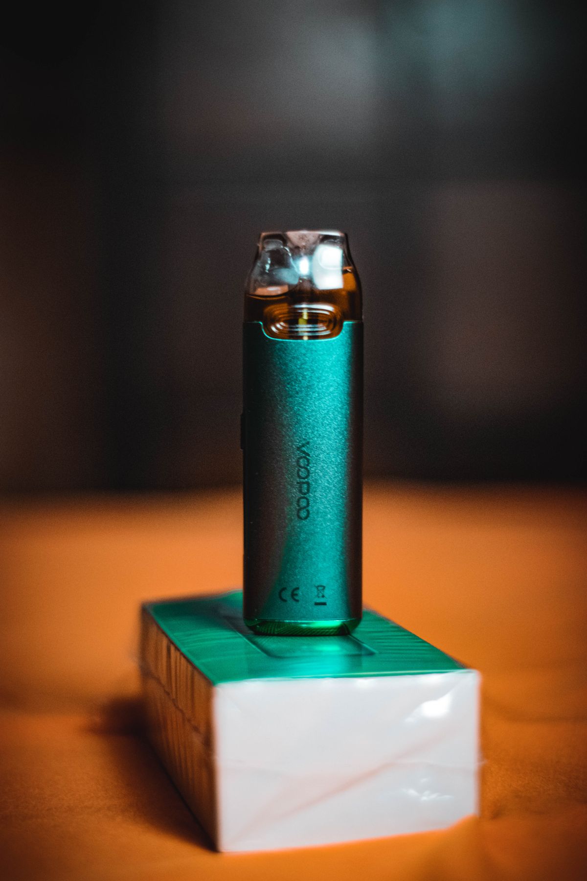 Grünes Vape-Gerät in Verpackungspräsentation mit sichtbarem Tank