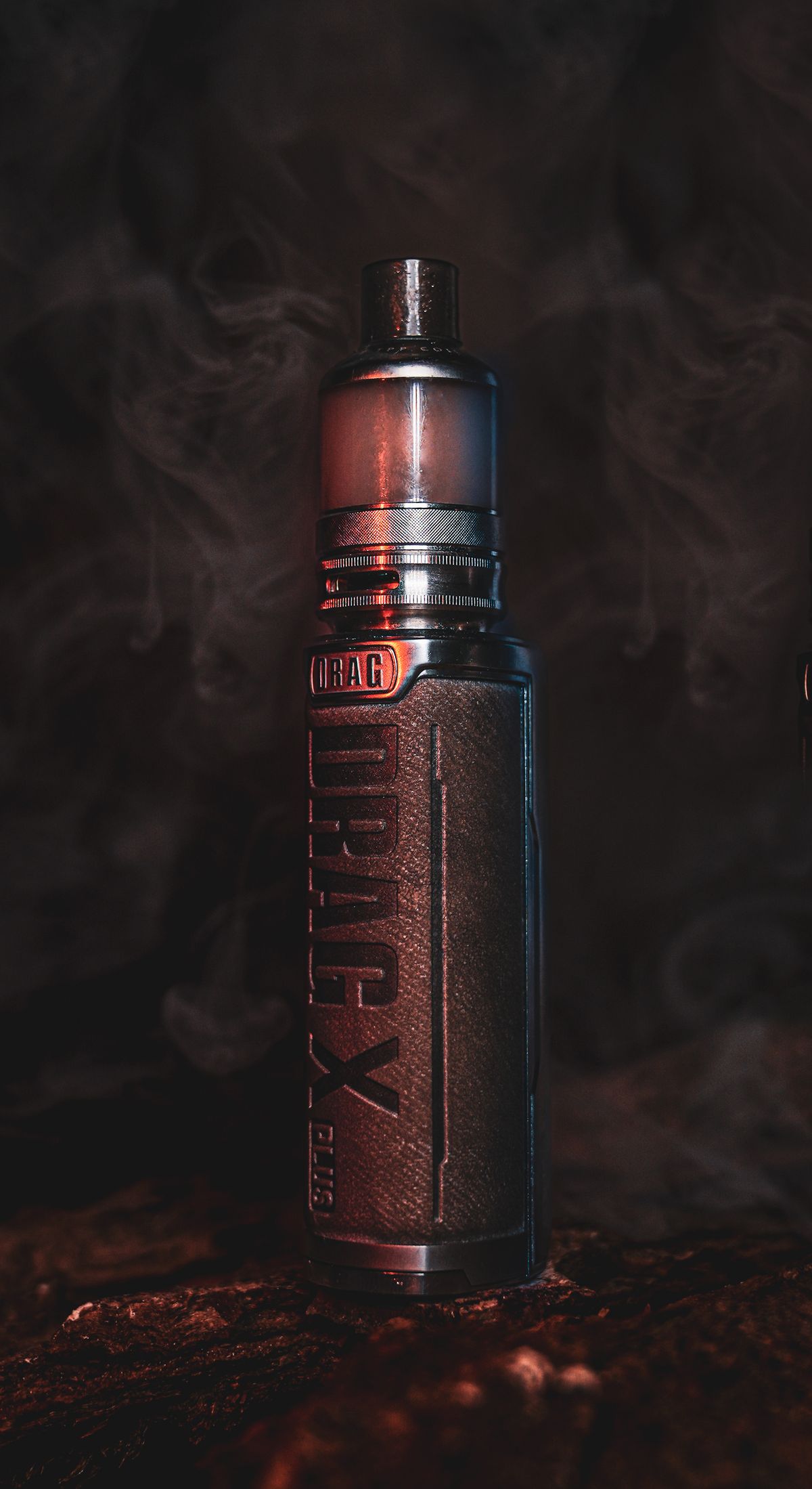 Vape-Gerät mit Lederdetails vor dunklem Hintergrund