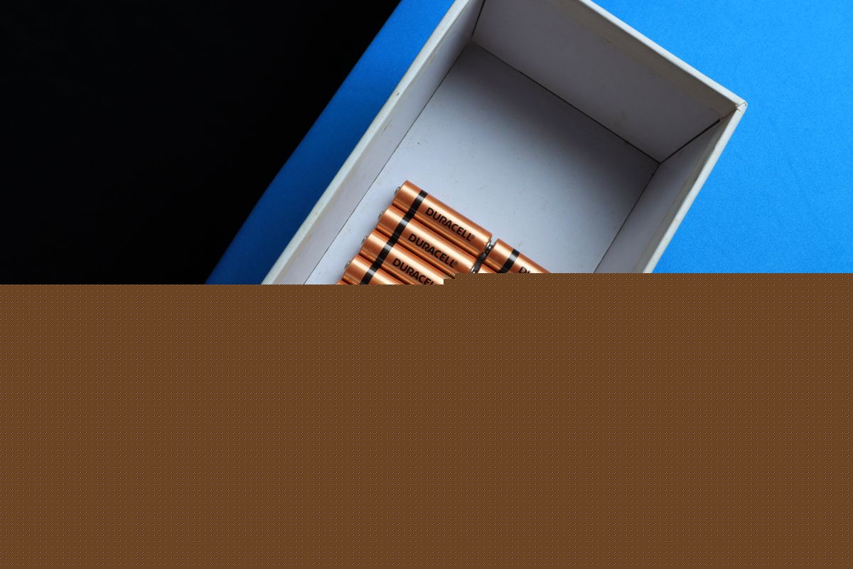 Symbolbild: Batterien in einer Box auf blauem Untergrund