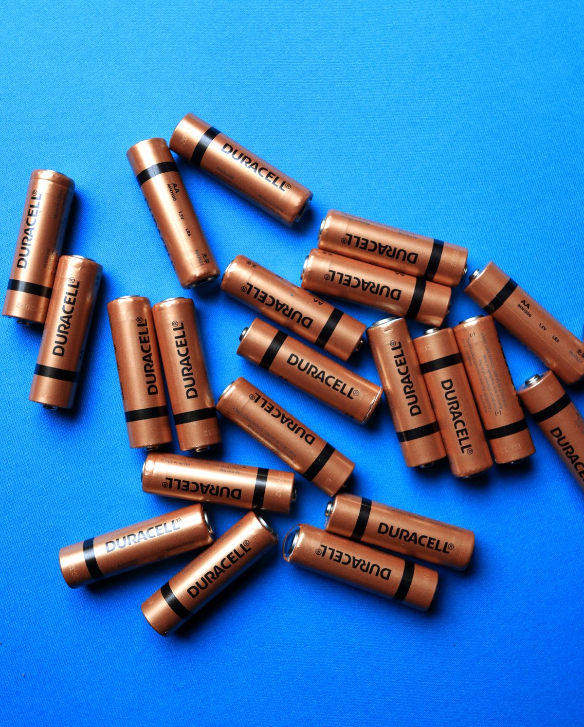 Batterien auf leuchtend blauem Untergrund