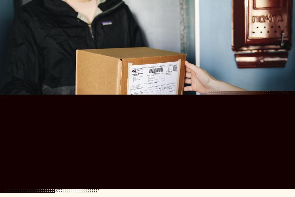 Symbolbild: Hände übergeben ein Paket im Innenbereich