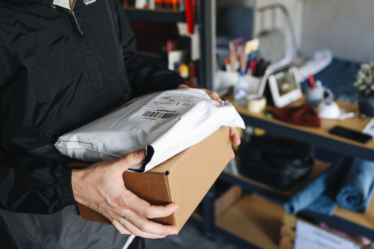 Symbolbild: Hände halten Karton- und Kunststoffverpackungen