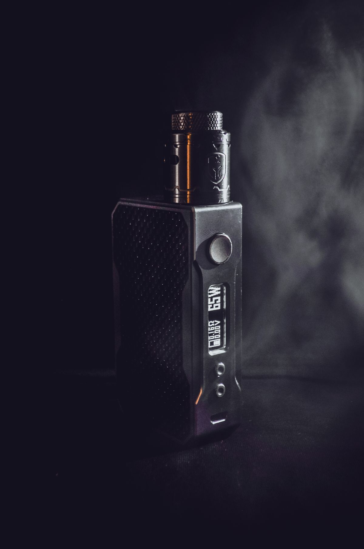 Vape-Mod in atmosphärischer Umgebung mit leichtem Dampf, sinnbildlich für unterwegs dampfen