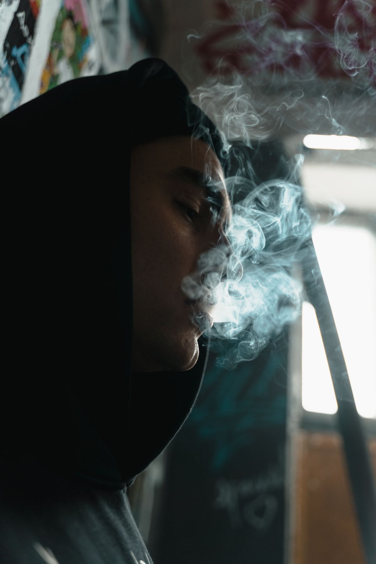 Person im Profil beim Dampfen mit sichtbarer Dampfwolke