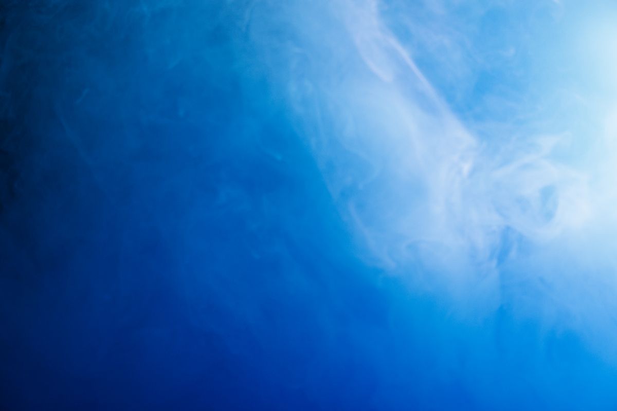 Abstrakte blaue Nebelschwaden