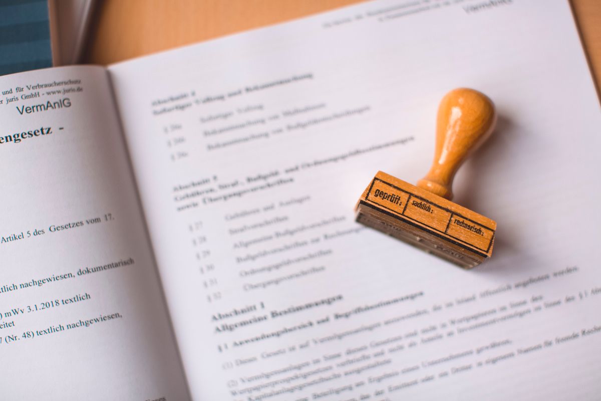 Symbolbild: Dokument mit Holzstempel