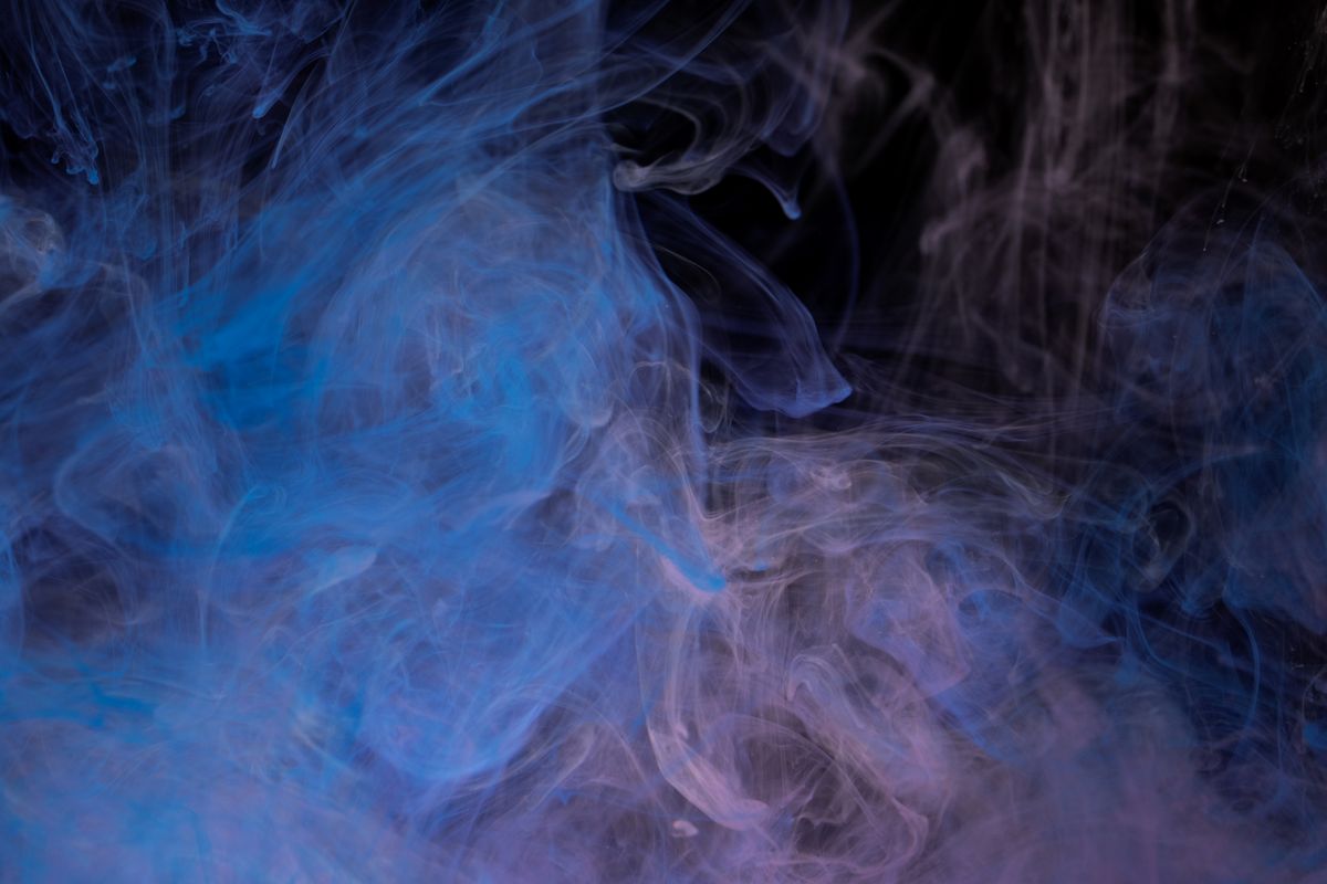 Abstraktes lila-blaues Rauchmuster vor schwarzem Hintergrund